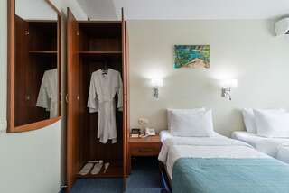 Гостиница Экватор Владивосток Двухместный номер с 1 кроватью или 2 отдельными кроватями, вид на город-3