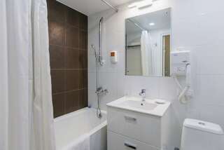 Гостиница Экватор Владивосток Номер стандарт улучшенный с 1 односпальной кроватью с видом на море-3