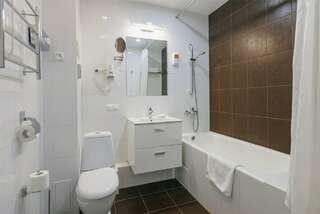 Гостиница Экватор Владивосток Улучшенный двухместный номер Делюкс с 1 кроватью или 2 отдельными кроватями-9